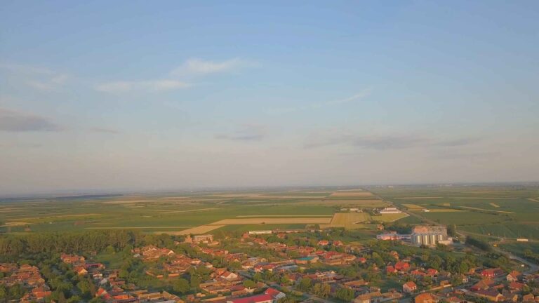 Pogled iz vazduha na vojvođansko selo i poljoprivredne površine