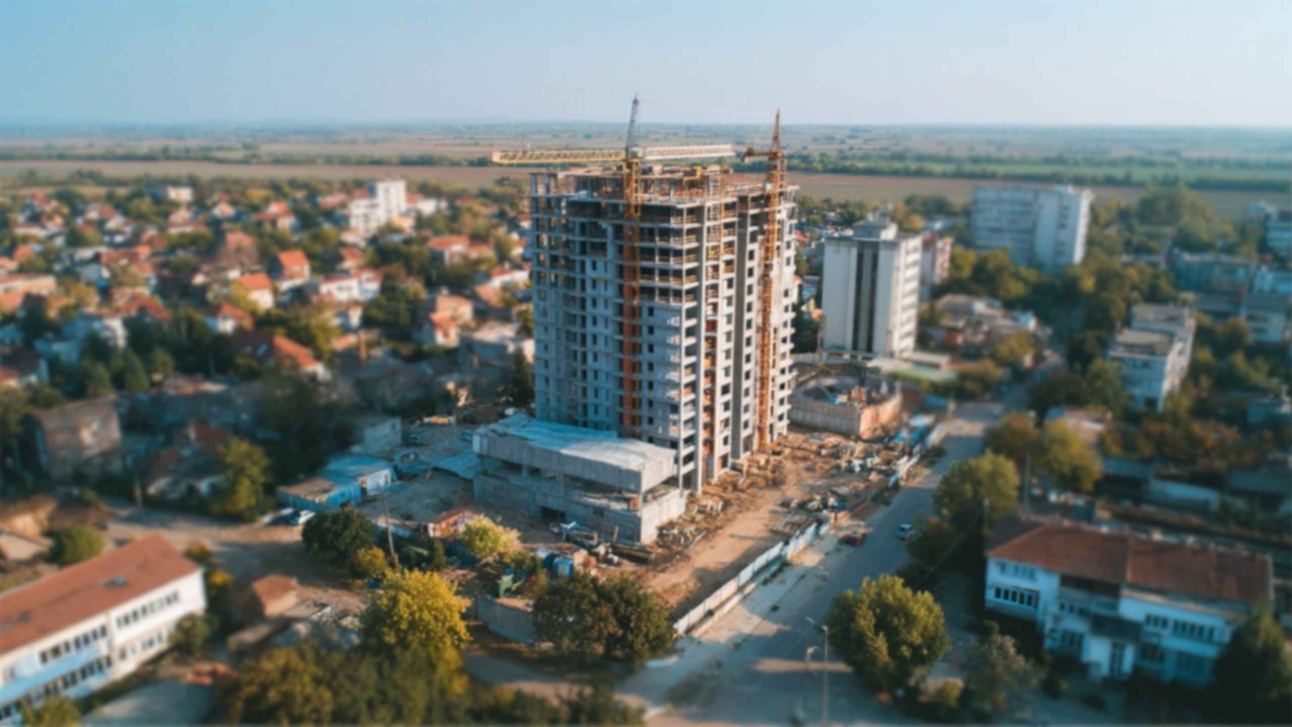 Zgrada u izgradnji sa kranovima u urbanom delu grada
